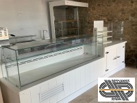 Magasin épicerie fine | finition rétro chic & Corian blanc | avec 2 vitrines réfrigérées  