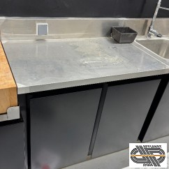 Table inox gamme 650 sur placard 2 portes finition noire