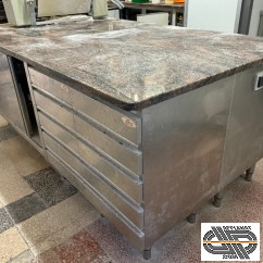 Ilot central préparation boulangerie • dessus granit 2m20 x 1m20