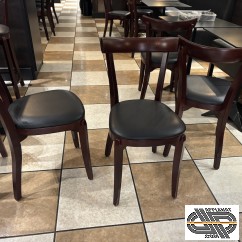 Lot 45 chaises CHR structure bois teinte acajou et assise skaï noire