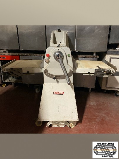 Un laminoir compact GECOMA LT500PM-70 d'occasion ! Avec ses tapis déployés à plat, cet appareil professionnel pour la boulangerie pâtisserie et la res