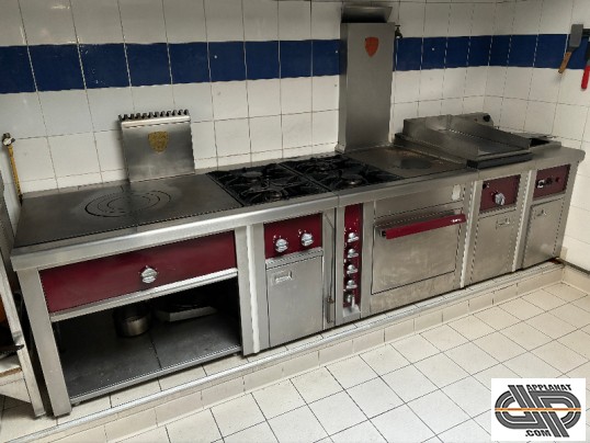 Piano de cuisson professionnel gaz et électrique d'occasion dans une cuisine de restaurant type brasserie