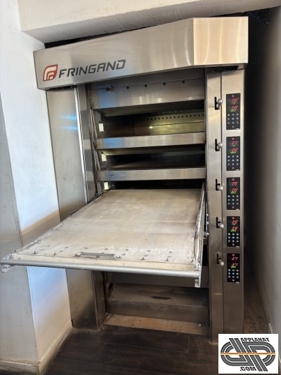Four à sole de boulangerie Fringand 5 niveaux 120x90 cm occasion avec enfourneur suspendu escamottable, ici en position tapis sortie au niveau du troi
