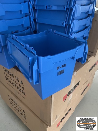 Bacs plastiques empilables avec couvercles à battants