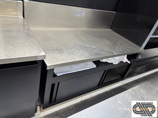 Meuble inox porfessionnel de 1m50 avec plan inox bas , tiroir ouvert et plancard à portes coulissantes et grand dosseret inox, idéal support de machin