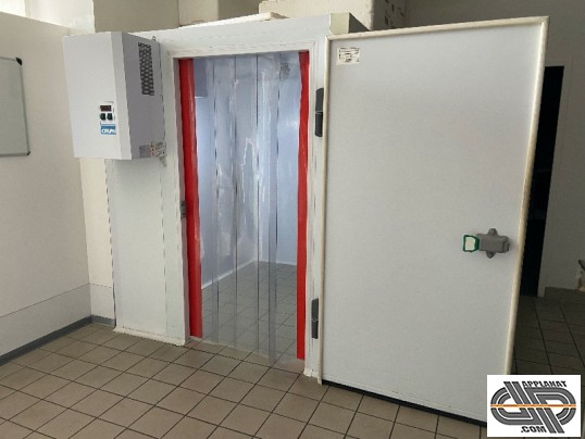 Chambre froide positive 6,5m3 avec porte ouverte et rideau à lannières