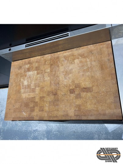 Billot de boucher 100x60 cm vu de dessus , posé sur le placard inox, le porte couteauxx intégré au dosseret est visible