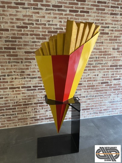 Stop trottoir d'occasion : cornet de frite géant aux couleurs du drapeau belge