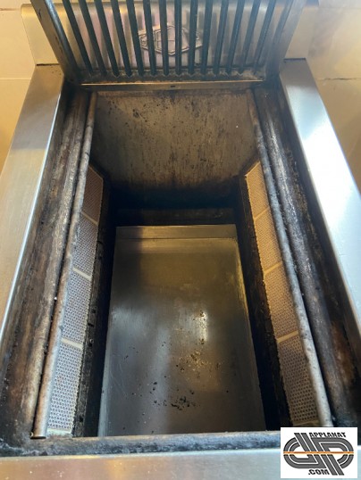 intérieur d'un gril professionnel gaz a radians ceramique sur le côté