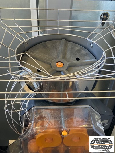 panier de chargement des fruits d'un presse agrume automatique professionnel