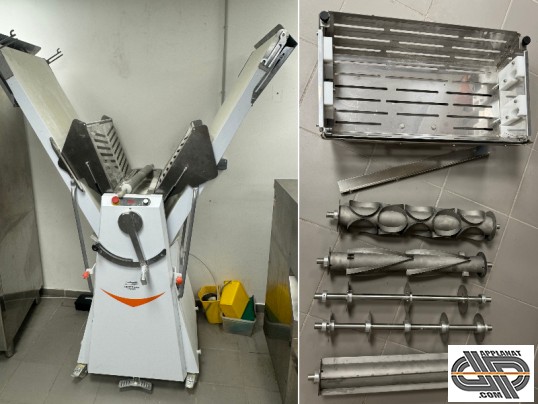 Laminoir à bandes relevables avec rouleaux de découpe