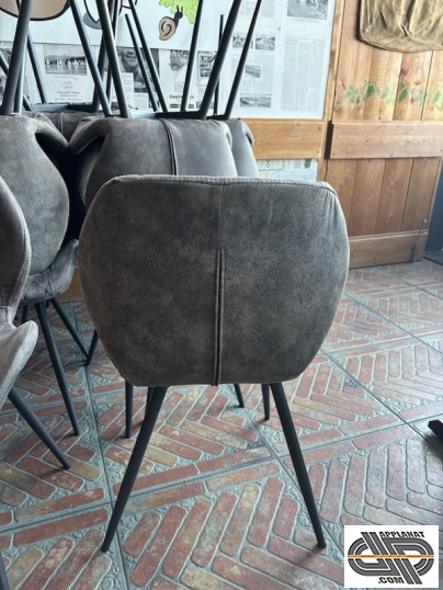 chaise velours d'occasion vue de dos
