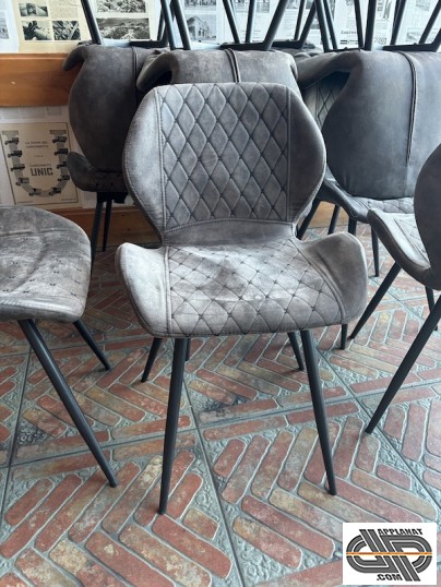 Chaise avec assise capitonnée en losange d'occasion 