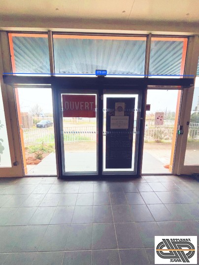 Encombrement d'un système automatique de porte vitrée double de magasin