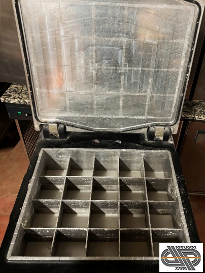 Vue intérieure d'une diviseuse de boulangerie d'occasion avec cuve carrée 27 Litres découpe 20 divisions – Matériel de boulangerie d’occasion