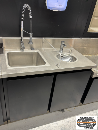 Meuble inox professionnel avec bac évier + lave main avec zones spéarées par une paroi vitrée et un soubassement noir haute qualité 