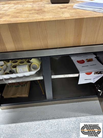 Soubassement placard inox avec étagère sous le plot de boucher en bois