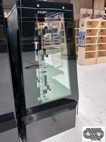 Vue latérale d'une vitrine semi-verticale EPTA  avec joue vitrée sérigraphiée avec design géométrique,  pour visibilité latérale optim