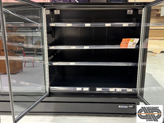 Linéaire de vitrine murale basse EPTA Mambo Next 1250 d'occasion , les 2 portes sont ouvertes et montrent l'aménagement intérieur: les étagères réglab