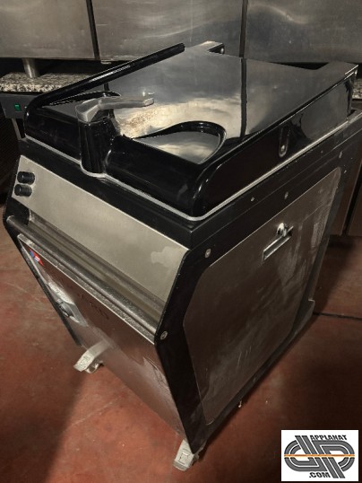 Machine de boulangerie d'occasion, diviseuse récente , habillage inox et couvercle plastique noir