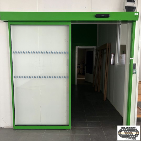 Porte vitrée automatique coulissante avec capteur de présence